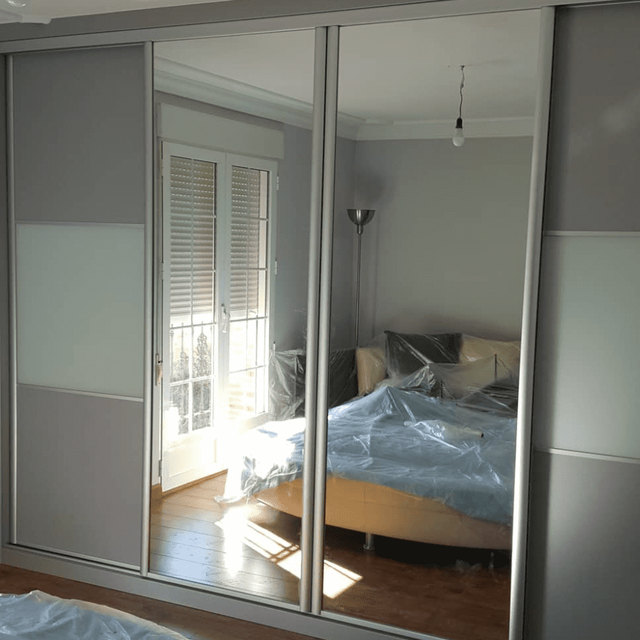 Dos espejos en armario de madera gris