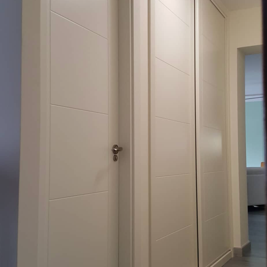 Puertas blancas en pasillo de vivienda