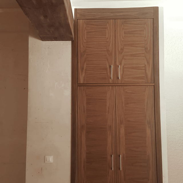 Armario de madera oscura con puertas abatibles